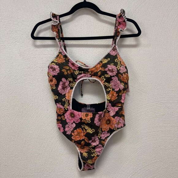 NWT Victoria's Secret Ruffle One-Piece Swimsuit with Crochet Trim Sz M - Picture 3 of 8